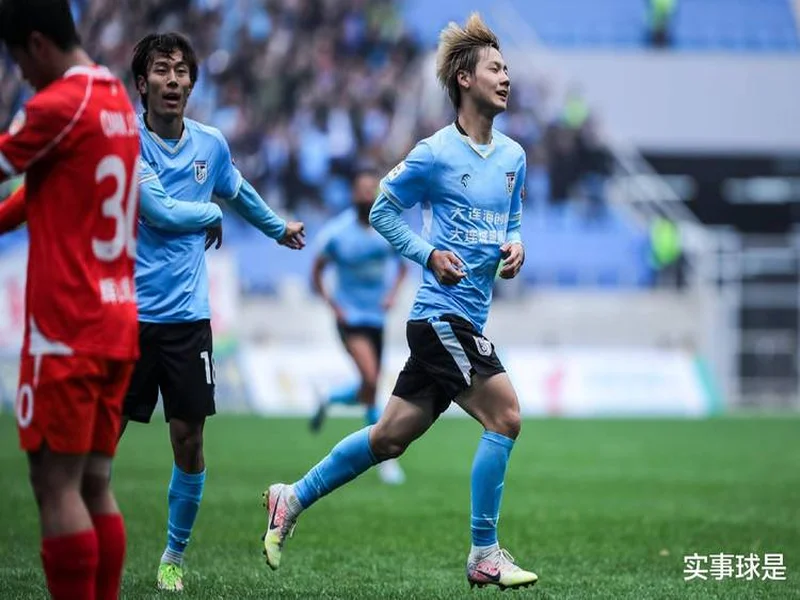 福将！和晓强近三个赛季效力于西海岸、英博和铜梁龙，三队均升超